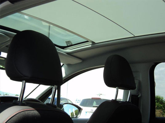 Peugeot 2008 GT-Line panoramic sunroof